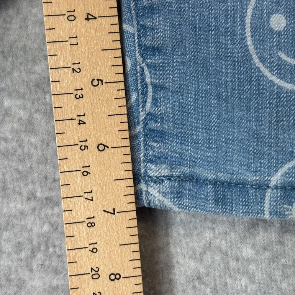 The Children's Place Kids Girls 5 Light Wash Denim Shorts with Smiley Face Print